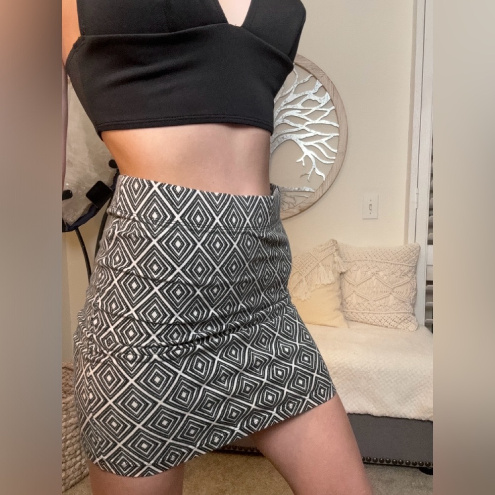 FOREVER 21 Miniskirt Boho Pattern, Bodycon. Black & White